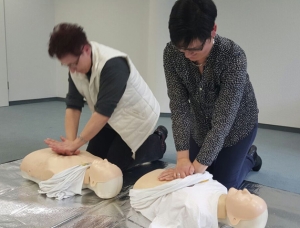 Neu gelernt: Erst nach 30facher Herz-Druck-Massage gibt es zwei Züge Luft.