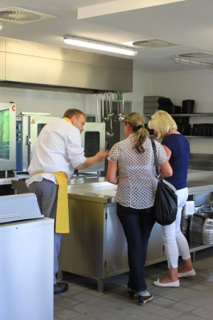 rws cateringservice_kueche borna_kuechenchef_gespraech kunde