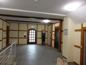 In der rechten Ecke des Eingangsbereichs steht auch heute noch ein betriebsbereiter Telefonapparat.