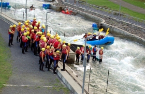 Mit Herzblut nicht nur beim Kochen dabei: unsere Küchenleiter als Wellenreiter am Kanupark Markkleeberg.
