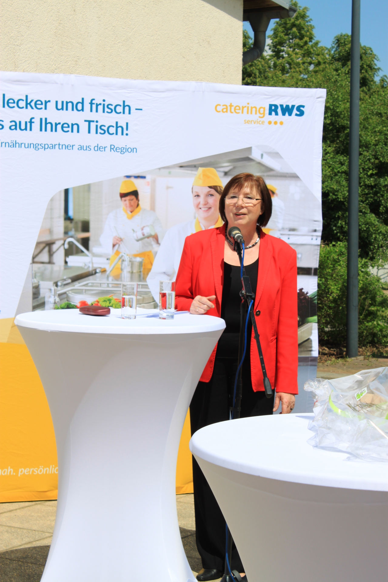 Christine Biermann, Geschäftsführerin der RWS Cateringservice GmbH, begrüßt Kunden, Interessenten, Anwohner und Baupartner zur feierliichen Eröffnung der neuen RWS-Küche in Borna.