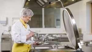 rws-cateringservice_kueche_koechin_essen abschmecken
