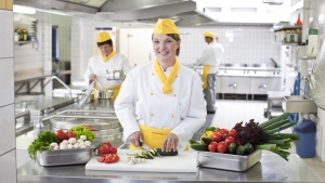 rws-cateringservice_kueche_koechin_portrait_gemuese schneiden