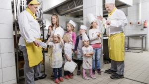 rws-cateringservice_kueche_tag der offenen kueche_kinder_schuerzen