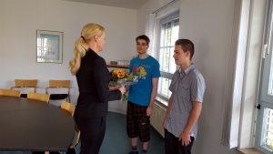 rws-gebaeudeservice_gebauedereinigung_lehrlinge_blumenstrauss_uebergabe