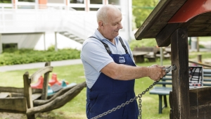 rws-gebaeudeservice_hausmeister_kita_mitarbeiter_reparatur klettergeruest