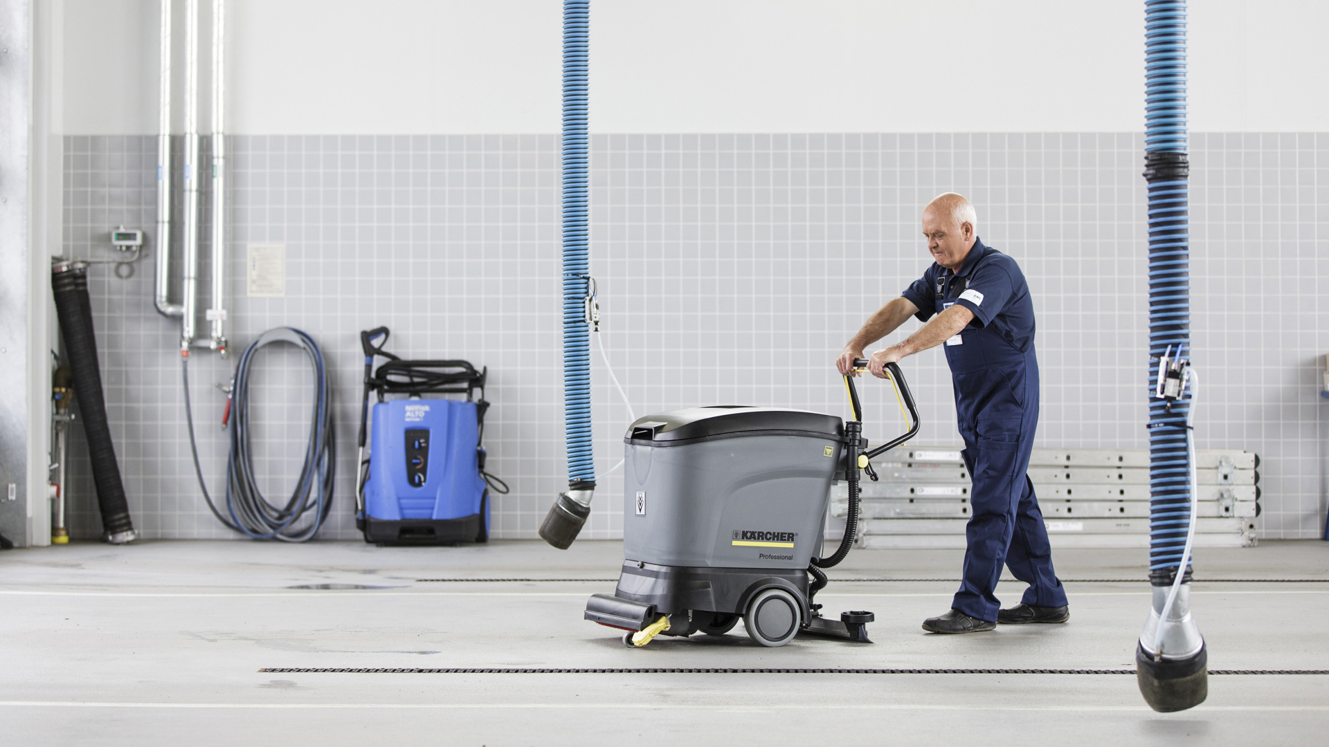 rws-gebauedeservice_reinigung_industriehalle_mitarbeiter