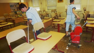 Koordination auf engem Raum gefragt, hier wirbeln Mitarbeiterinnen in einem Klassenzimmer in der Grundschule in Hohburg.