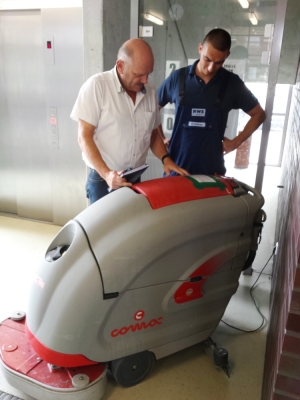 Bereichsleiter Uwe Preuße und Kevin Hoffmann vom Glas- und Grundreinigungsteam der Niederlassung Leipzig