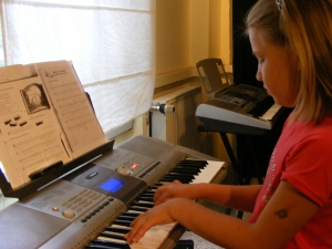 rws-gruppe_geyserhaus_leipzig_kind spielt klavier