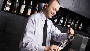 rws-sicherheitsservice_night audit_mitarbeiter_bar_bierzapfen