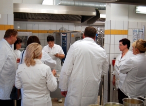 Bei den RWS-Schulungen stehen Küchenleiter und Bereichsleiter gleichermaßen am Kochtopf: Probieren geht über Studieren