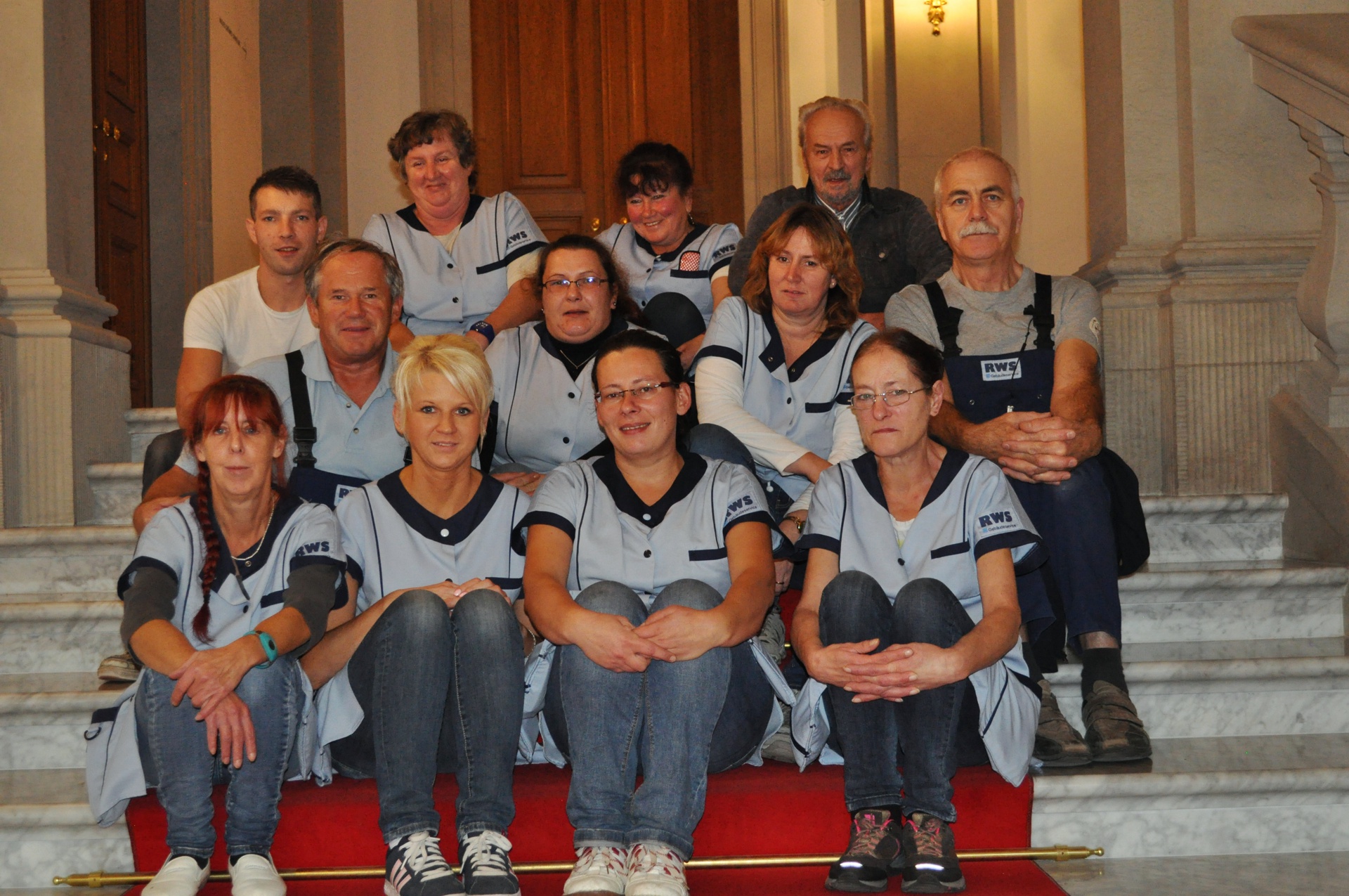 rws-gebaeudeservice_residenzschloss-dresden_reinigungsmitarbeiter_team_treppe