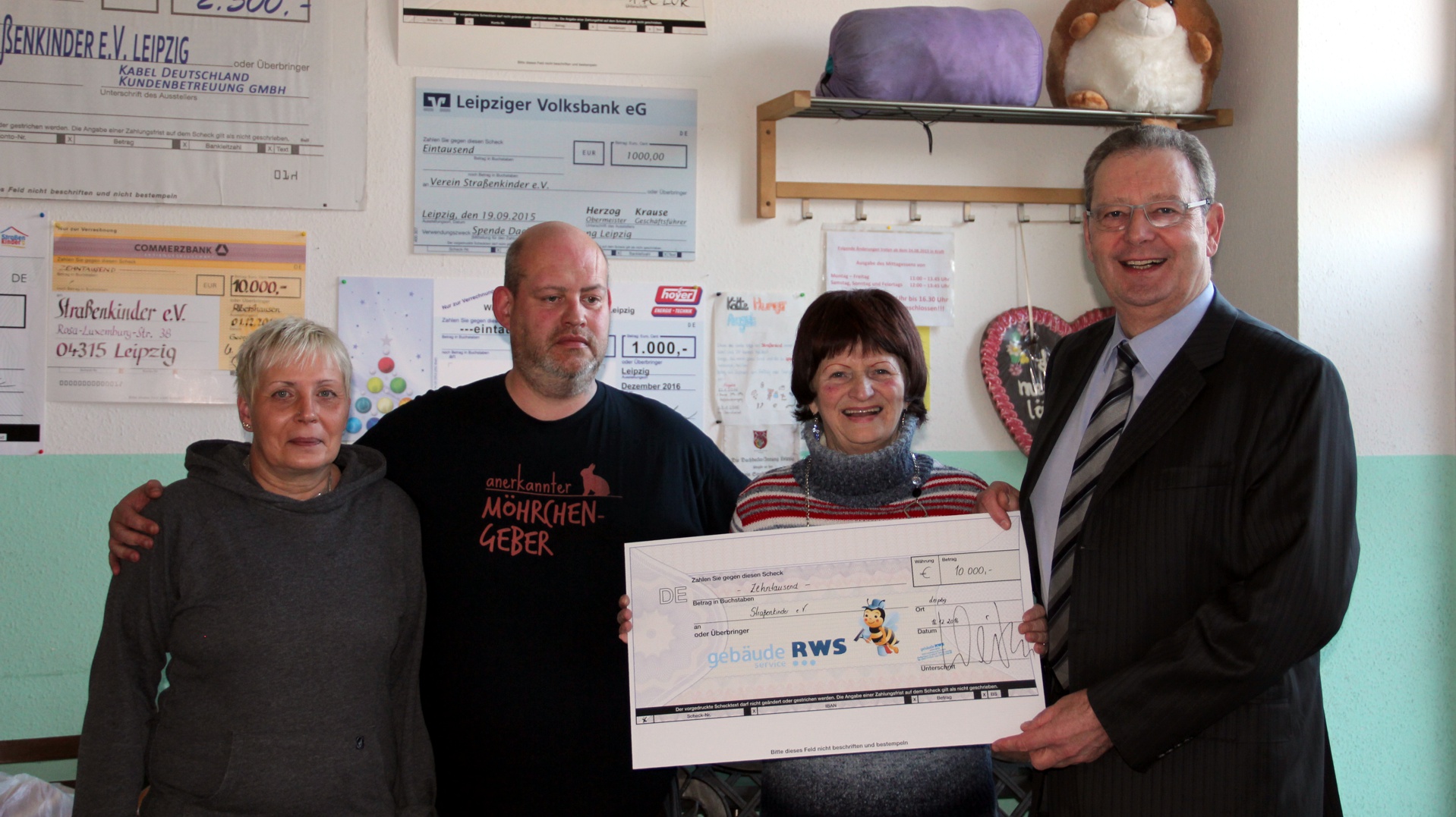 rws-gebaeudeservice_strassenkinder_spendenscheck_uebergabe