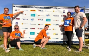 Drimteam vor der Sponsorenwand mit dem Magdeburger Niederlassungsleiter