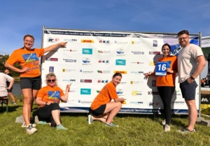 Drimteam vor der Sponsorenwand mit dem Magdeburger Niederlassungsleiter
