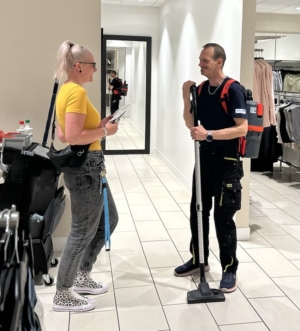 Gebietsleiterin Steffi Schmidt im Kundenobjekt im Gespräch mit dem Kollegen vor Ort