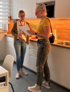 Gebietsleiterin Steffi Schmidt im Kundenobjekt im Gespräch mit der Kundin vor Ort
