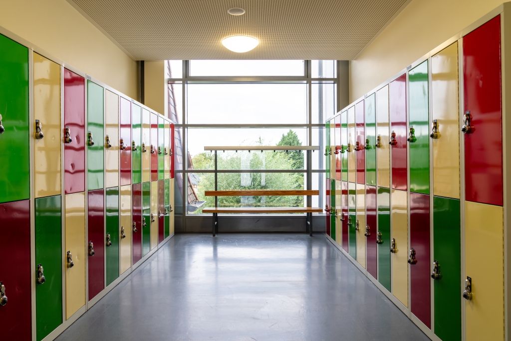 Bunte Schülerspinde im Schulgebäude