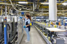 Mitarbeiterin des RWS Gebäudeservice reinigt die Glasabdeckung einer Produktionsanlage.