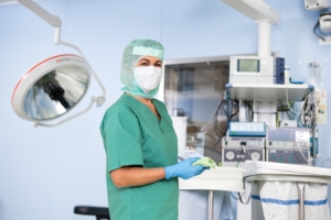 RWS Gebäudeservice Mitarbeiterin reinigt einen Operationssaal für maximale Hygiene und Sicherheit.