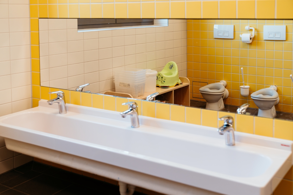 Sanitärräume in einer Kita mit Waschbecken und Kindertoiletten