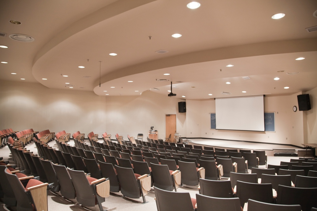 Modernes Universitäts-Auditorium mit Reihenbestuhlung und großer Leinwand