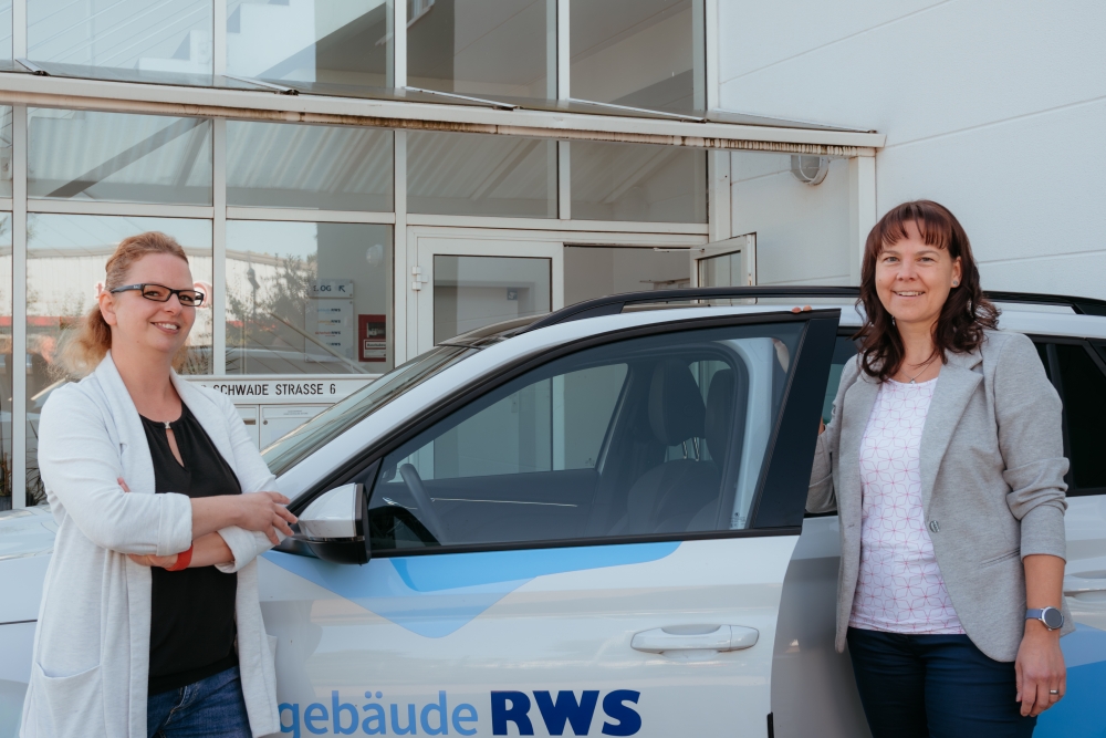 Das Vertriebsteam der RWS gebäudeservice Niederlassung Erfurt vor dem Standort und dem Dienstwagen