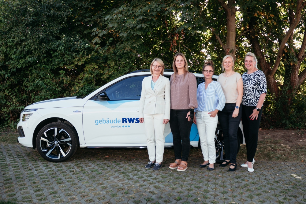 das Team der Niederlassung Magdeburg mit Gebietsleitern, Sektratariat, Vertrieb, und der Niederlassungsleiterin.